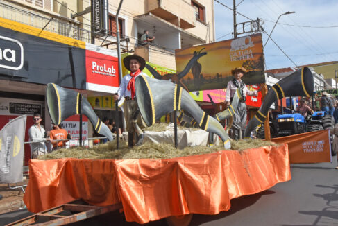 Desfile teve carros alegóricos e destacou raízes históricas de Barretos Desfile teve carros alegóricos e destacou raízes históricas de Barretos