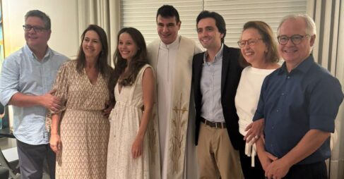 Caio Couto, filho de Robson – Andrea Couto, e Helena Monteiro de Barros, filha de Eloisa – Monteiro Neto, receberam as bênçãos do padre Juarez de Castro. E hoje (10), o grande dia do “sim” reúne familiares e amigos para emocionante e luxuosa cerimônia e festa de casamento na Fazenda Dona Catarina, em Itu. Muito amor e felicidades à nova família!! Dia do casamento
