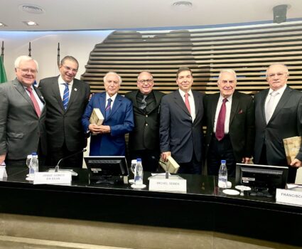 Direto da FIESP, ex-presidente do STF, o mineiro Francisco Rezek deu Aula Magna a convite do empresário Fauzi Hamuche, presidente da Confraria CAVES. Na foto: Ministro Sidnei Beneti, Confrades: Luiz Flávio D’ Urso, Presidente Michel Temer, Fauzi Hamuche, Presidente Josué Gomes, Ministro Homenageado Francisco Rezek, Ministro César Asfor Rocha Confraria CAVES
