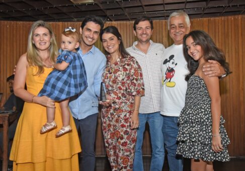 Durante discurso o homenageado Marcelo Monteiro destacou o trabalho do Clube das Mãezinhas e agradeceu a “mãezinhas” especiais de sua vida, a avó Luiza Monteiro (em memória), a saudosa mãe Márcia e a amada esposa Juliana Rosolem Monteiro de Barros. Na foto com a esposa Juliana, a filha Catarina, com a irmã Mariana Benesi, o cunhado Fernando Benesi, o pai Luiz Antônio Monteiro de Barros e sobrinha Juliana Feijoada do Bem e Amor