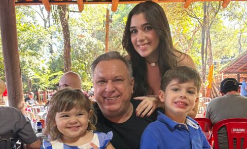Tamanho o sentimento do amor, o empresário Renato Peghim se orgulha dos seus maiores tesouros, os filhos Lara, Antônio e Luiza. Linda família! Tesouros de um pai