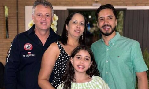 Amada por toda a família e amigos, Janaina Moreira comemora o seu aniversário hoje (28), do jeito que gosta na especial companhia do esposo Junior Cezar e filhos Carolina e Leonardo. Muitas alegrias e bênçãos de nosso Deus, Jana!! Feliz aniversário, Janaina!