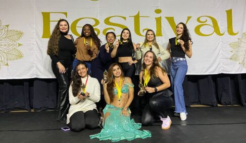 Juliana Sarri prestigiou as amigas da Dança do Ventre em espetáculo memorável durante a realização do AL FARID FESTIVAL, em Brasília, que reuniu artistas de todo o país para celebrar a beleza, a técnica e a tradição da cultura árabe. Jeniffer Leigre conquistou o 1º lugar na categoria Solo Folclore, enquanto Thaissa Oliveira brilhou ao conquistar o 1º lugar na categoria Solo Amador. Na categoria de grupos, o talento coletivo também se destacou: Lessandra, Tatianne, Thamiris, Joyce, Nayara, Thaissa, Adriana e Jenniffer levaram o 1º lugar na categoria Grupo com uma apresentação emocionante e impecável. Já a bailarina Nayara Athaíde subiu ao pódio com o 3º lugar na categoria solo Profissional, coroando uma participação marcante do grupo barretense Barretenses conquistam medalhas em Festival de Dança do Ventre