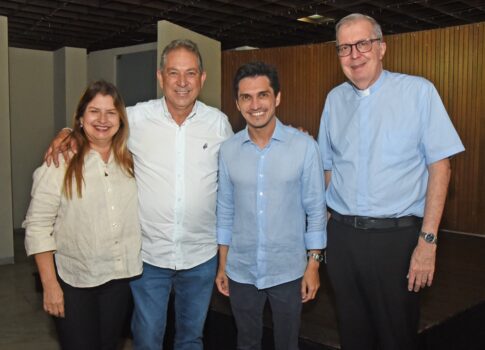 O prefeito de Barretos Odair Silva, a primeira dama Roselaine e bispo Diocesano Dom Milton Kenan Junior foram recebidos carinhosamente por Marcelo Monteiro na 11ª edição da Feijoada do Bem que teve renda integral para a manutenção dos trabalhos da Creche Clube das Mãezinhas Autoridades prestigiam evento em prol da Creche Clube das Mãezinhas