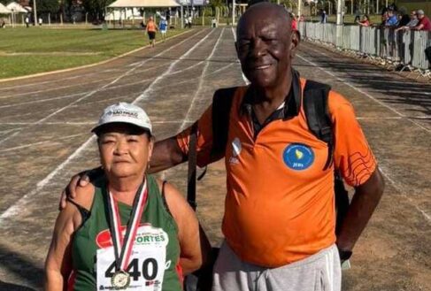 A atleta Maria Sebastiana teve honrosa participação na prova de Atletismo no JOMI em Barretos no último dia 24. Na foto com o querido Faria. Parabéns! Paixão por Atletismo