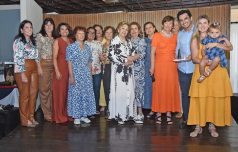 A diretoria da Creche Clube das Mãezinhas, que tem como presidente Silvia Saraceni e vice-presidente Maria José Eiras Martins se reuniram para a tradicional foto e celebraram o bem e a união em prol das 70 crianças atendidas na creche Diretoria celebra Feijoada do Bem