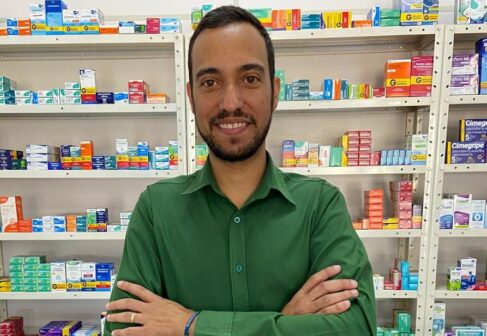 Dia de festa para Diego Henrique Munhoz Moura. O empresário do ramo de farmácia passa a data ao lado da esposa Bruna e recebendo muitos cumprimentos de toda a família e clientes. Feliz aniversário! Empresário faz aniversário!