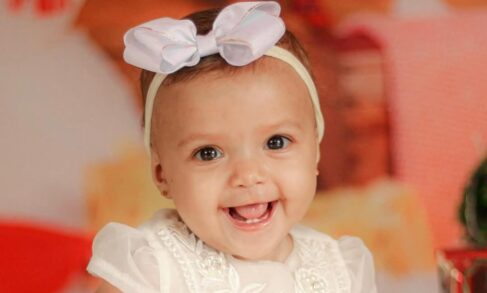 Valentina Muniz dos Santos, filha de Leandro Augusto dos Santos e Karol Muniz, completa um ano nesta segunda-feira, (26). Ela é muito amada por toda a família e recebe a especial homenagem do vovô, o policial veterano Edemilson dos Santos. Que papai do céu abençoe grandemente, sempre! Valentina faz 1 aninho!
