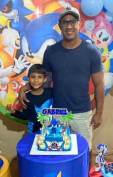 Gabriel ganhou festa surpresa para comemorar os seus lindos 8 anos e carinhosa homenagem do papai Gustavo Molejo. “Que sorte a minha ser seu pai, caminhar ao seu lado e viver essa aventura maravilhosa que é te ver crescer. Te amo com tudo que tenho e sou. Feliz aniversário, meu amor! Que a vida te abrace com saúde, alegria e muitos momentos mágicos”, declarou Gustavo Gabriel fez 8 anos