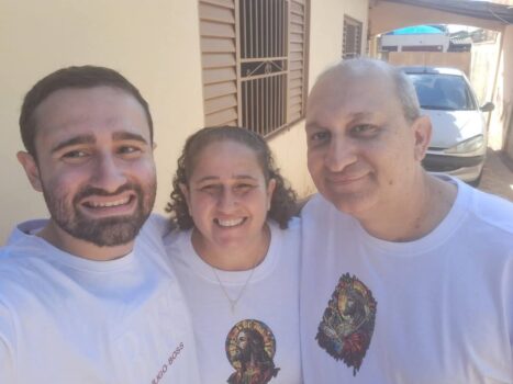 O professor de inglês Alexandre Aiello Lavanini comemora aniversário hoje (17), e festeja com os pais Anderson e Cláudia. Também recebe os parabéns especiais das avós Shirley e Cristina, madrinha Adelaide e alunos. Parabéns, saúde e paz! Feliz aniversário, Alexandre!