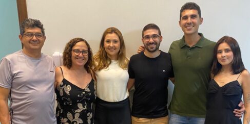 O engenheiro Heitor Atavila celebra hoje (8), mais um ano de vida cercado de muito amor e carinho da família, amigos e namorada. Na foto: Antônio Francisco Atavila, Gilca Atavila, Denise Teixeira, Wagner Atavila, Heitor Atavila e sua amadada Izabelle Ribeiro. Ele comemora a data com alegria, sorrisos e bons momentos. Desejamos saúde, sucesso e muitas conquistas! Feliz aniversário, Heitor!