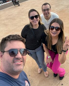 Os amigos da imprensa Diego Rodrigues, Talita Costa, João Neto e Letícia Pires fazem a tradicional self durante encontro de motociclistas no Parque do Peão Amigos da Imprensa