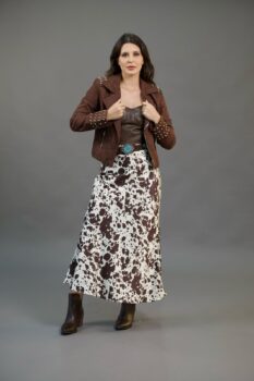 A estampa cow print está em alta! É uma forma de expressar a personalidade e a individualidade. Nas lojas do Grupo Joia você encontra camisetas, tricôs, saias e vestidos deste sucesso do momento. Confira @joia_barretos @chavitta _barretos e @amore_barretos Moda Cow Print