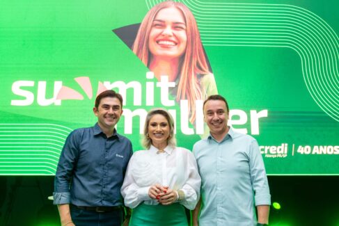 A Sicredi Aliança PR/SP comemora seus 40 anos com uma programação especial de celebração ao aniversário da cooperativa. No último dia 6, a neurocientista Ana Maria Canton ministrou palestra para mais de mil mulheres no Summit Mulher realizado no Clube Rio das Pedras. No dia 7 o Summit Empresarial contou com o palestrante João Branco, professor e ex-vice presidente de marketing do McDonald´s. E hoje (8), a noite inspiradora conta com Guilherme Miziara, renomado comunicador e professor da Fundação Dom Cabral e FGV. Na foto: Fernando Barros Fenner- Presidente da Sicredi Aliança PR/ SP, Ana Maria Canton- Palestrante Summit Mulher e Fábio André Heinrich – Diretor Executivo Summit Sicredi
