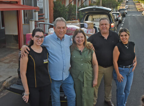 Prefeito Odair e primeira dama Roselaine com empresário Renato Peghim e família Prefeito Odair e primeira dama Roselaine com empresário Renato Peghim e família