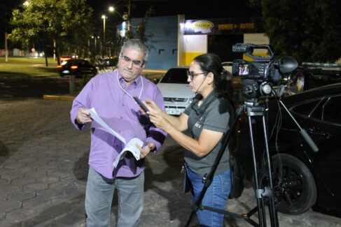 O secretário Luis Umberto Sarti durante entrevista à imprensa na noite de interdição do estabelecimento (Foto: João Neto) O secretário Luis Umberto Sarti durante entrevista à imprensa na noite de interdição do estabelecimento (Foto: João Neto)