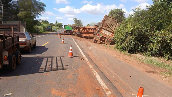 Caminhão canavieiro tomba em rodovia na região