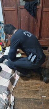 Policial civil durante cumprimento de mandado na cidade de Guaíra (Foto: Divulgação) Policial civil durante cumprimento de mandado na cidade de Guaíra (Foto: Divulgação)