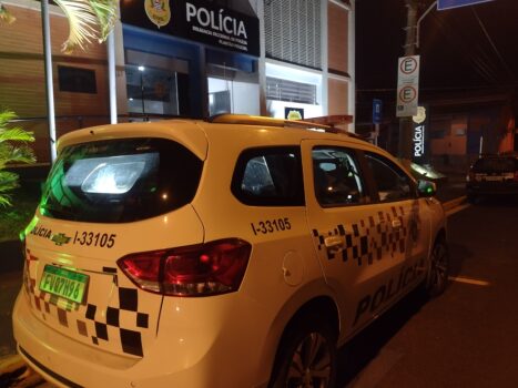 Entregador sem habilitação é abordado após fuga e queda com moto (Foto: O Diário de Barretos) Entregador sem habilitação é abordado após fuga e queda com moto (Foto: O Diário de Barretos)