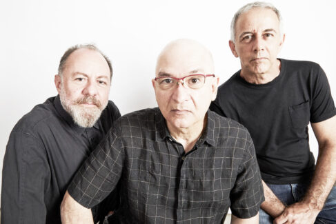 PARALAMAS: Bi Ribeiro, Herbert Vianna e João Barone formam a banda de 40 anos de sucesso Paralamas encerram o Barretos Motorcycles com show histórico