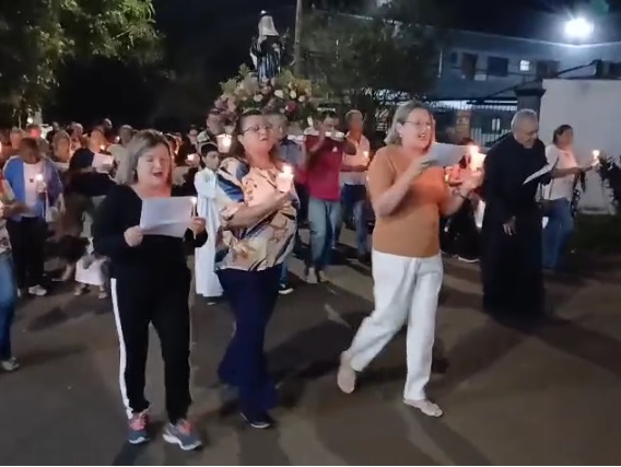 Católicos participam da procissão de Santa Rita de Cássia