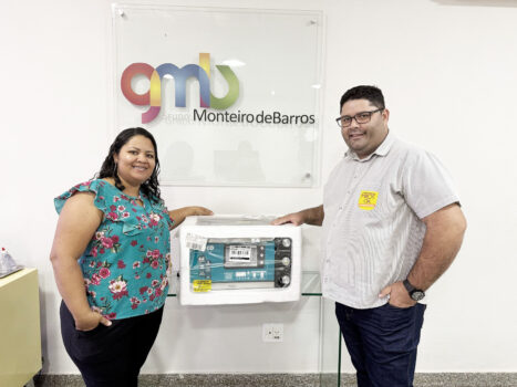 PREMIADA: A ganhadora Laiz Borges e o gerente Tarcísio Castro GMB faz entrega de forno elétrico na promoção “Show de Prêmios”