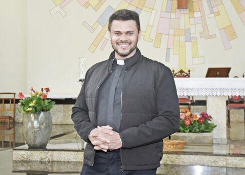 COMUNICADOR: Padre Emerson afirma que é preciso desarmar a comunicação Dia Mundial das Comunicações terá missa para profissionais
