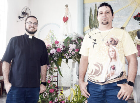 padroeira: Padre Flávio e o festeiro Leandro Faustinoni comandam os festejos em louvor a Santa Comunidade comemora dia de sua Padroeira nesta terça-feira