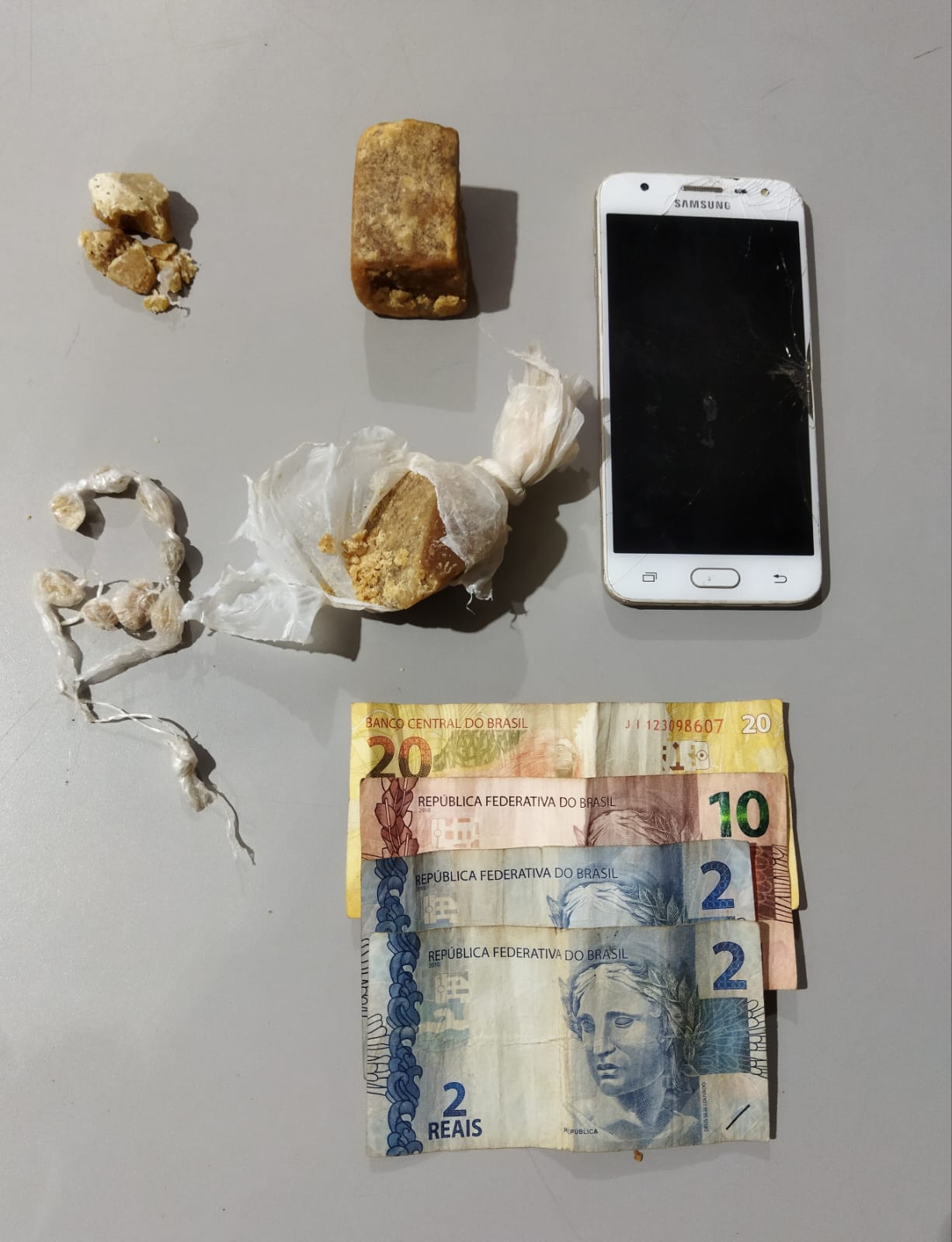 PM detém mulher na prática de tráfico em Guaíra