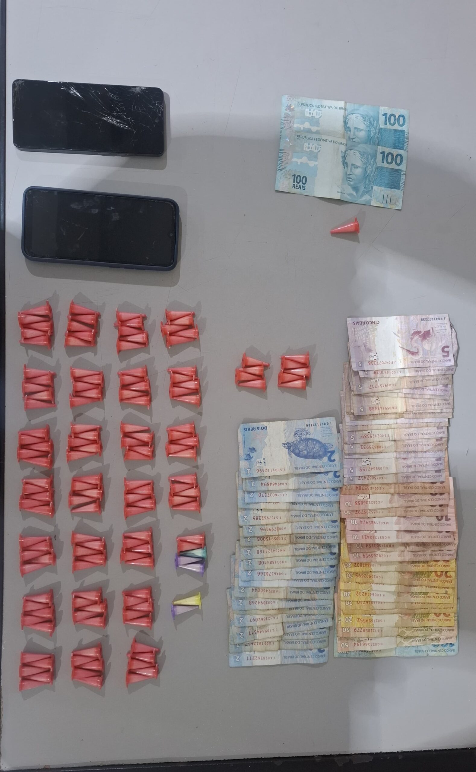 Polícia Militar prende dois por tráfico de entorpecente