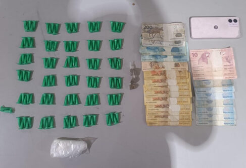 Mulher é presa pela PM por venda de drogas em Guaíra (Foto: O Diário de Barretos) Mulher é presa pela PM por venda de drogas em Guaíra (Foto: O Diário de Barretos)