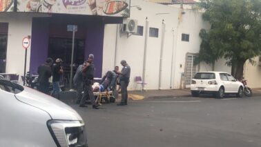 Carro e moto colidem em cruzamento sinalizado por semáforo (Foto: O Diário de Barretos)