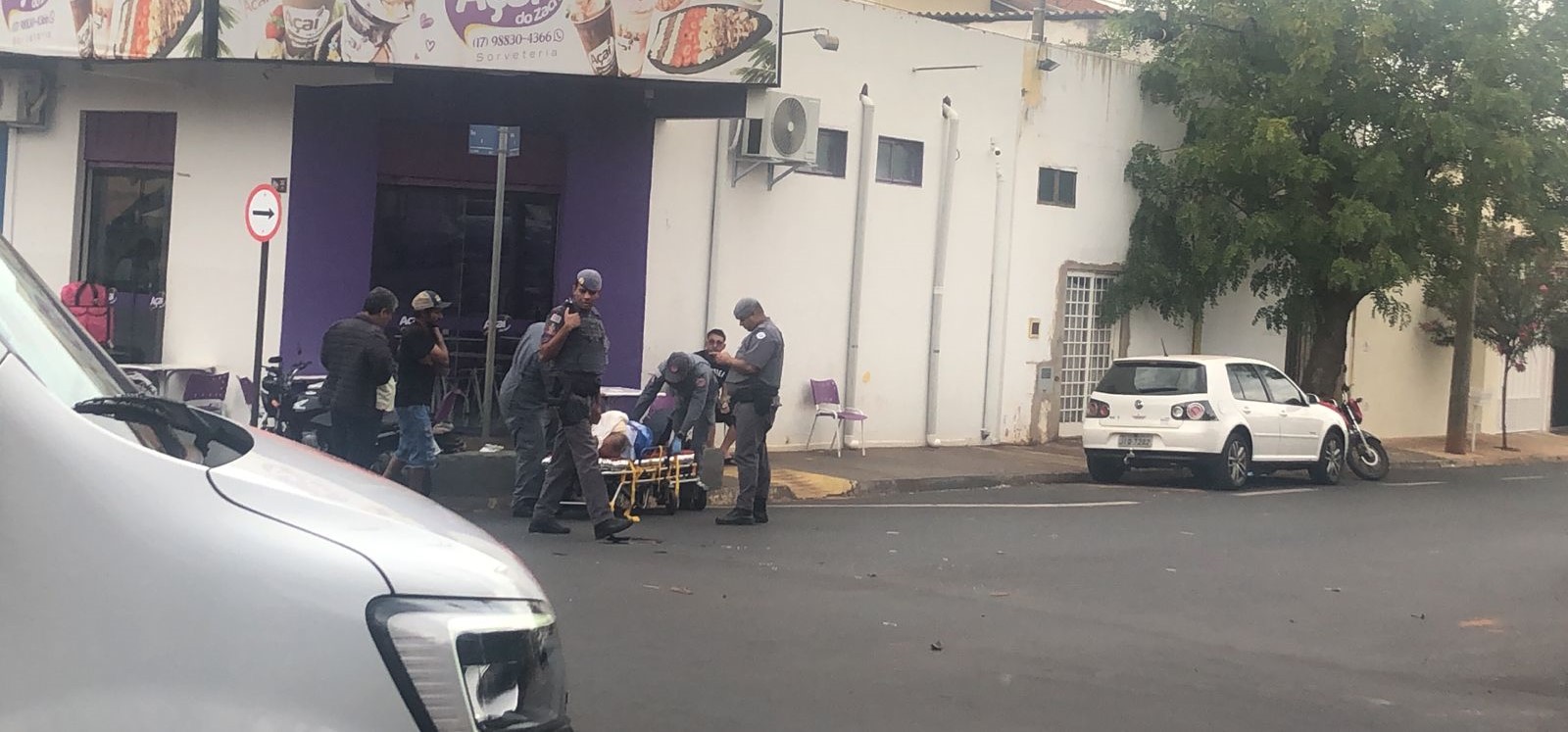 Carro e moto colidem em cruzamento sinalizado por semáforo