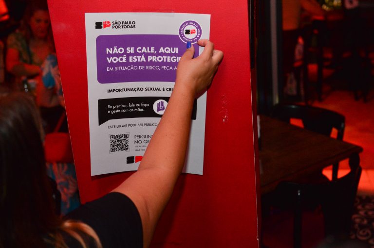 Procon-SP fiscaliza afixação de cartazes da campanha ‘Não Se Cale’