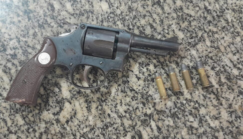 Polícia apreende arma de fogo no bairro San Diego (Foto: O Diário de Barretos) Polícia apreende arma de fogo no bairro San Diego (Foto: O Diário de Barretos)