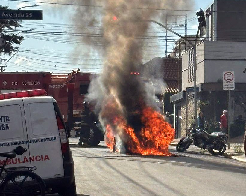 Incêndio destrói carro em frente à Santa Casa de Barretos