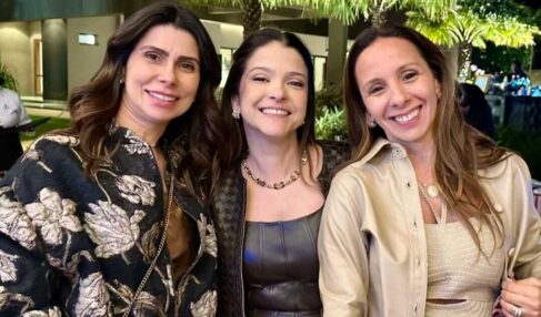 As amigas Juliana Perrone Reis, Adelaide Cunha e Juliana Bortolo irradiam felicidade a cada encontro para celebrar a vida Encontro de amigas