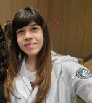 Maria Eduarda Segantine Martines, estudante do 1º período do curso de medicina da FACISB, orientada pela profª Luciana Souza Jorge Toxoplasmose: Proteja você, seus animais e a sua família!