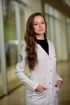 Maria Eduarda Franco de Paula, estudante do 9º período do curso de Medicina da Facisb, orientada pelo prof. Eduardo Marcelo Cândido O uso indiscriminado de antibióticos