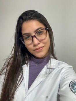 Maria Eduarda Pereira, estudante do 7º período do curso de medicina da Facisb, orientada pelo prof. Bruno Augusto Alvares Bronzeamento artificial: entenda os riscos para a sua pele