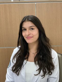 Luiza Calderelli Raposo, estudante do 5º período do curso de Medicina da Facisb sob orientação da profª Ludmila Pereira Barbosa dos Santos Carvalho Tosse com pigarro, cansaço e noites mal dormidas: podem não ser só da idade!