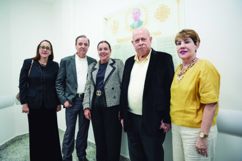 Homenagem da Santa Casa de Santos ao Dr. Ranulpho Prata – Dra. Cristina Prata Amendola, Henrique Duarte Prata, Clarice Duarte Prata, Dr. Ariovaldo Feliciano, Eliana Lopes Feliciano Pelas mãos e pela fé: a história da família Prata e o seu legado na saúde pública brasileira