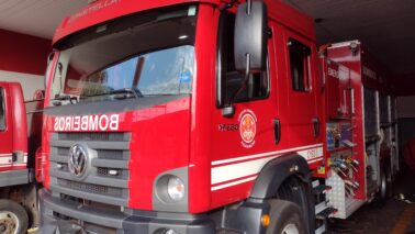 Bombeiros apagam incêndio em estabelecimento comercial (Foto: O Diário de Barretos)