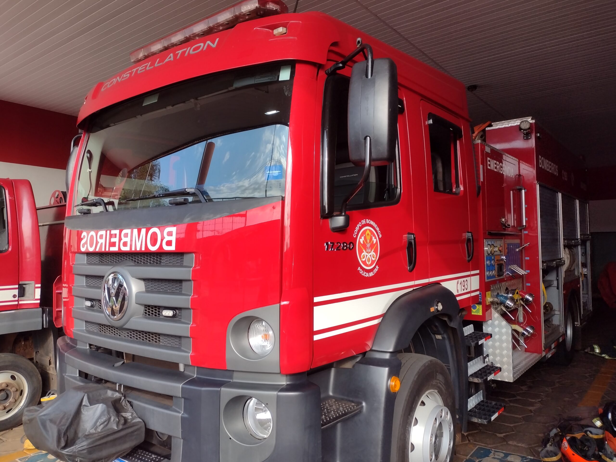 Bombeiros apagam incêndio em estabelecimento comercial