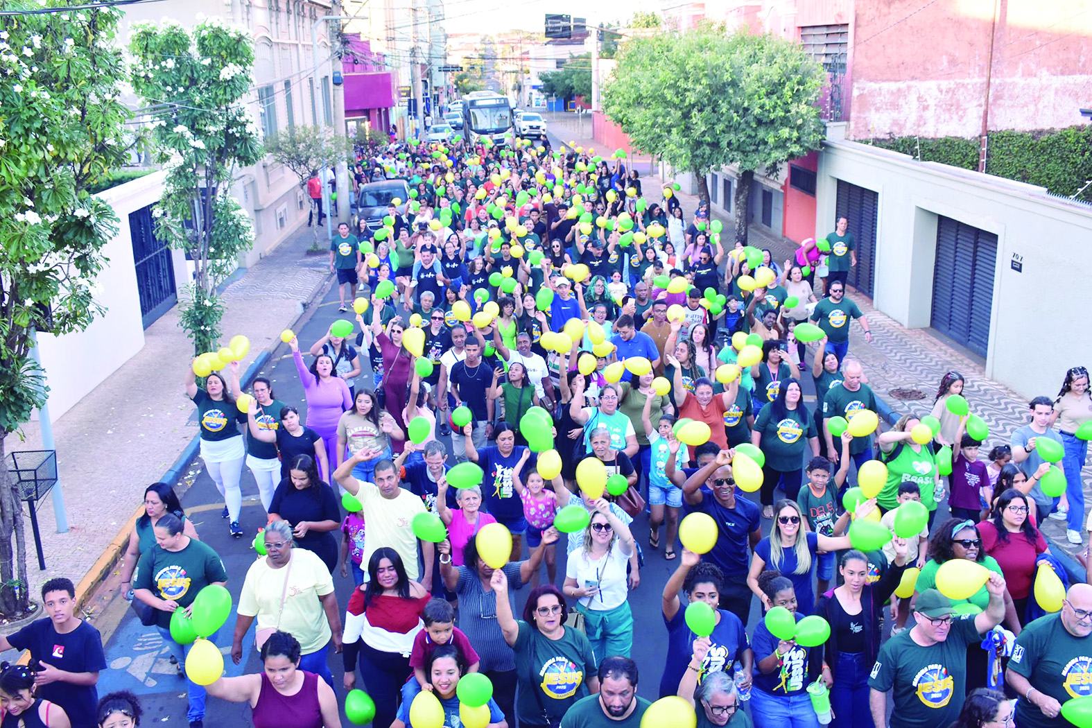 Fiéis participam em grande número da Marcha para Jesus