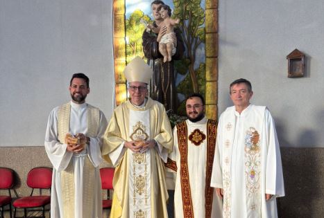 Santo Antônio O Dia de Santo Antônio foi comemorado com quatro missas que foram celebradas na paróquia dedicada ao santo, no bairro Christiano Carvalho, com a coordenação do pároco padre Deonisio Helko.