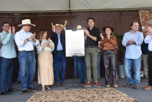 TIN_3424 O Monumento do Boi Soberano construído pelo escultor Markus Moura foi inaugurado neste domingo (8), no Parque dos Lagos na rua 34 com avenida 11, pela Prefeitura da Estância Turística de Barretos