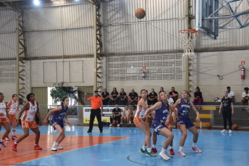 TIN_4139 As meninas do time Sub-14 de basquete do Instituto APAB enfrentou na tarde de ontem (13), no CEMEPE América, a equipe do Apagebask/Guarulhos, pela última rodada do 1º turno.