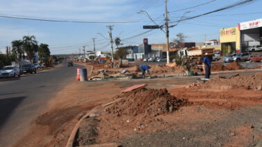 As obras de reurbanização da Avenida Necker Camargos estão em fase final de conclusão da implantação da camada asfáltica.