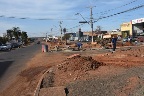 TIN_4375 As obras de reurbanização da Avenida Necker Camargos estão em fase final de conclusão da implantação da camada asfáltica.